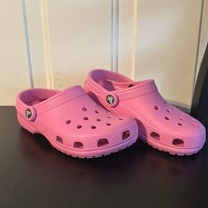 Pink crocs, never been worn, size 6 in women’s